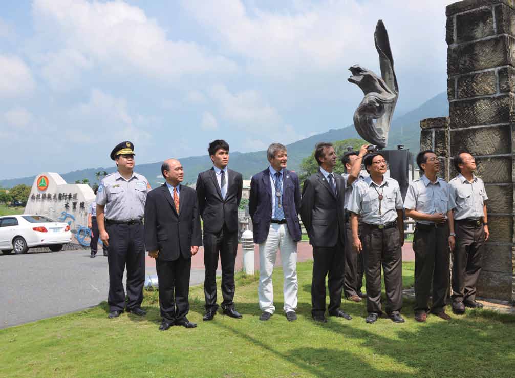雙方正式締盟後,舉辦升旗儀式,期望兩國皆能經營出國際級的國家公園/ 玉管處提供