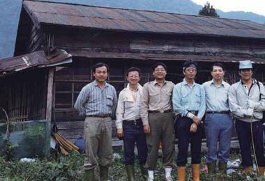 In April 1989, then-Chief of Conservation Section of YSNP HeadquartersLung-sheng Chen (3rd from the left) had followed some representatives ofthe mining companies to conduct an investigation on the mining sites in theWalami area./ Provided by YSNP Headquarters