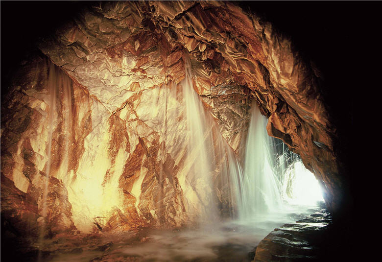 太魯閣國家公園著名景點水簾洞的岩壁上方,亦結有石灰華晶礦/ 柯煒煜攝