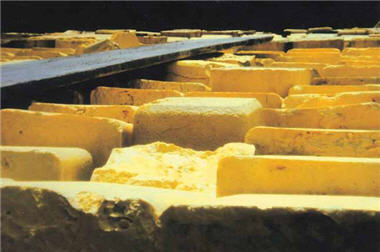 早期陽明山國家公園的大油坑採硫過程。