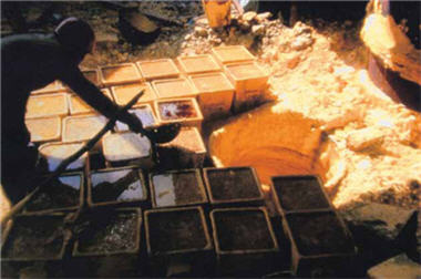 早期陽明山國家公園的大油坑採硫過程。