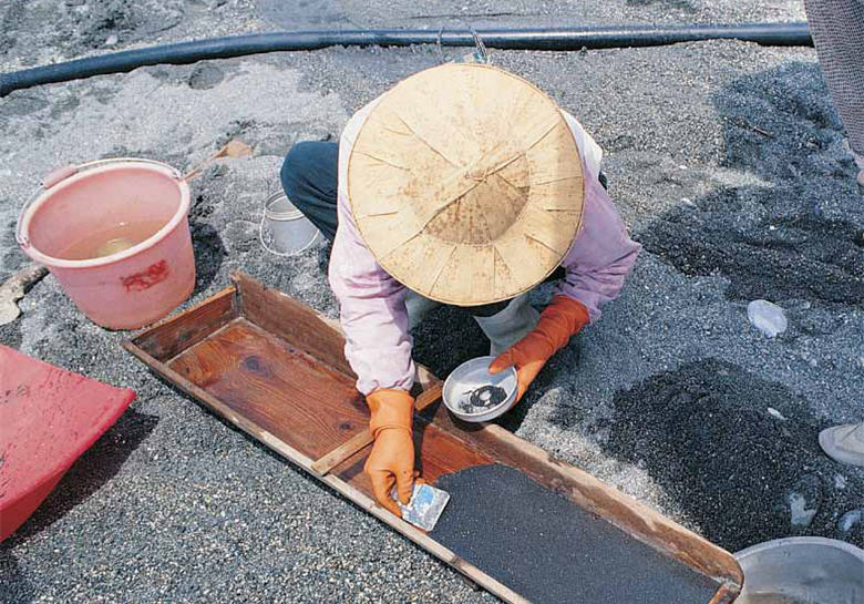 時代的變動與環境的限制，讓淘金已轉變 為民眾體驗過去生活的參觀活動之一/ 林茂耀攝