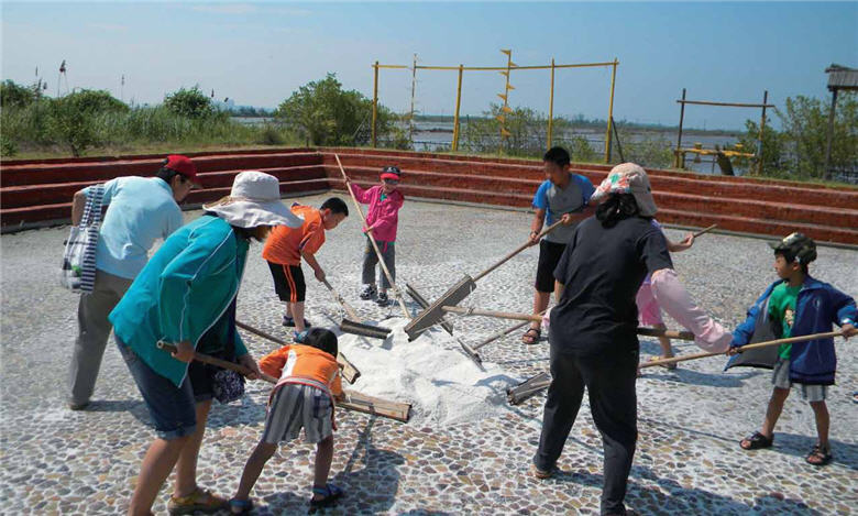 台管處以「創意產業」的思維包裝鹽田文化,讓民眾在掃鹽的過程中能體驗先民不竭取大自然礦脈的智慧/ 台管處提供