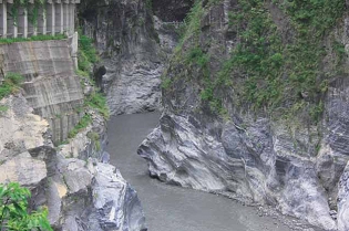 The Rock of Indian Chief is what Sheu wouldphoto every time he passes by. Through thecapricious change of the water level here, onecan feel the power of Nature.