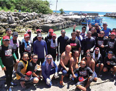 充滿活力雅美勇士在鼻頭漁港合影。