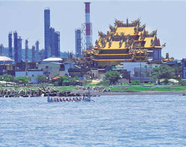 「拜訪號」行經林園工業區。