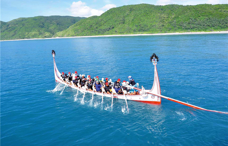 拜訪號航行於台東沿海。