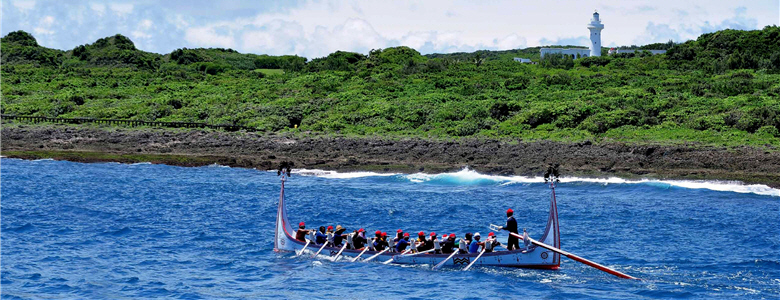 「拜訪號」順利通過驚心動魄的鵝鑾鼻岬角後,緩緩划過鵝鑾鼻燈塔。