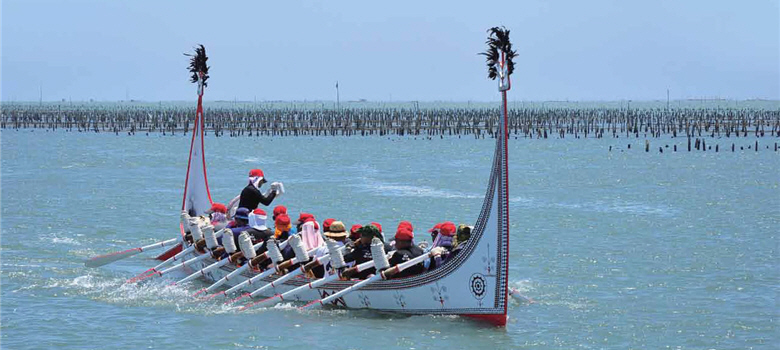 在扦插掛式養蚵架中穿梭的「拜訪號」。