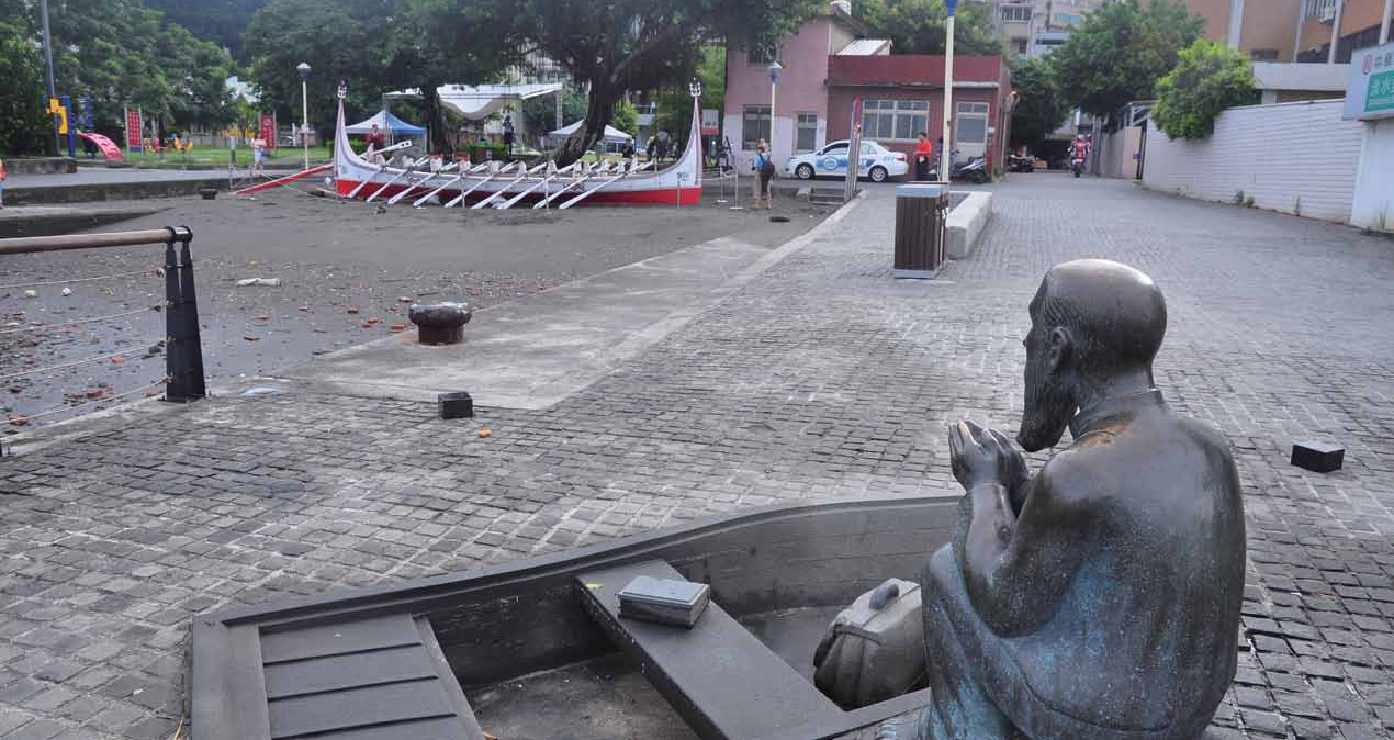 「拜訪號」在淡水老街馬偕博士銅像旁,跨越時空的交流,給大家無限想像的空間。