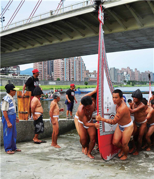 「拜訪號」踏上大佳河濱公園,為這段旅程畫下完美的句點。