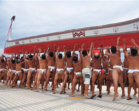 雅美族勇士合力將「拜訪號」高高拋起,雅美族耆老說,用力量才能讓大船和族人獲得安全和庇佑。