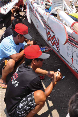 船隻的維修養護也是一大智慧,蘭嶼勇士正 為「拜訪號」進行補漆、美容。
