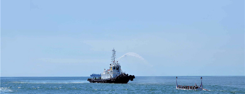 高雄港務局以國際禮儀歡迎拜訪號。