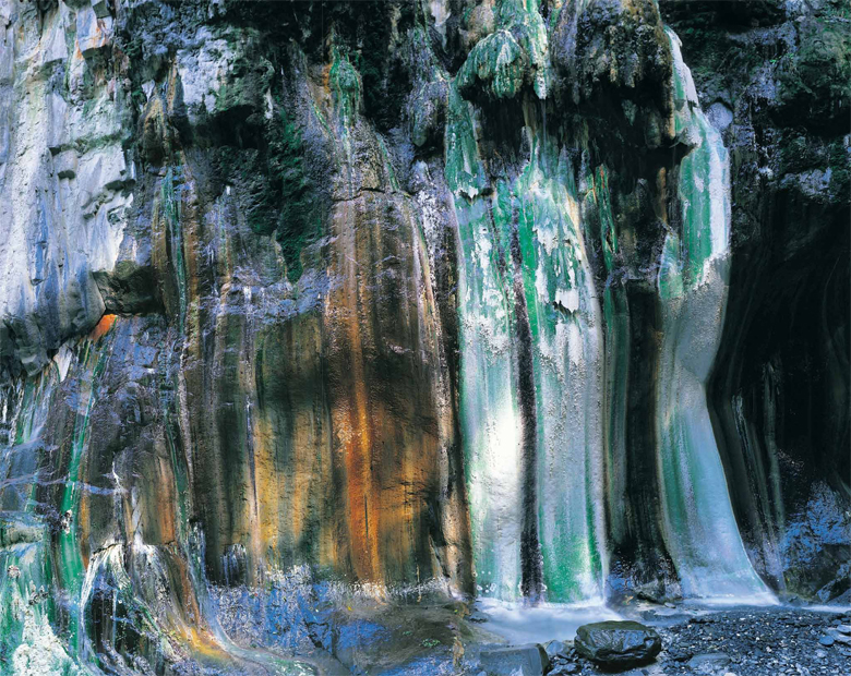 栗松溫泉岩縫中汩汩流出的泉水，它像一枝彩筆，把整片岩壁塗鴉成一幅色彩炫麗的超寫實油畫。