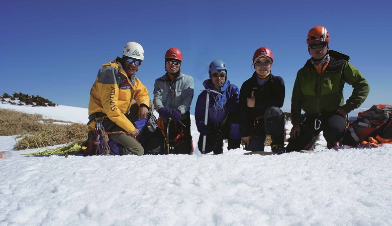 連志展( 左1) 與同伴於太魯閣國家公園內奇萊主山峰頂合照。