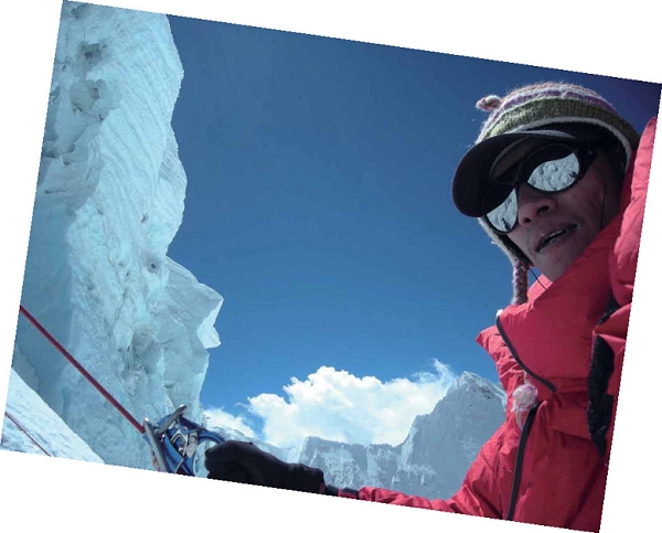 連志展以繩索攀登垂直冰壁。