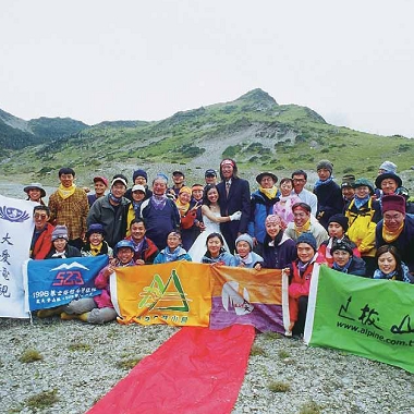 連志展在南湖圈谷所舉行的婚禮受到眾多親友的祝賀。