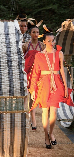 2011年在雪霸國家公園舉辦的泰雅服裝秀，充分展現尤瑪的創作美學/ 雪管處提供