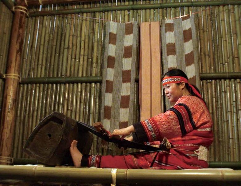 尤瑪放棄公務員的鐵飯碗，一織就是二十多個年頭。/ 野桐工坊弗耐. 瓦旦攝