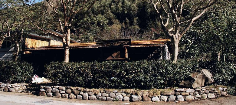 尤瑪認為，要完成編織學校的夢想，簡單的竹屋也可開始起步。圖為工坊初建時的竹屋。/ 野桐工坊弗耐. 瓦旦攝