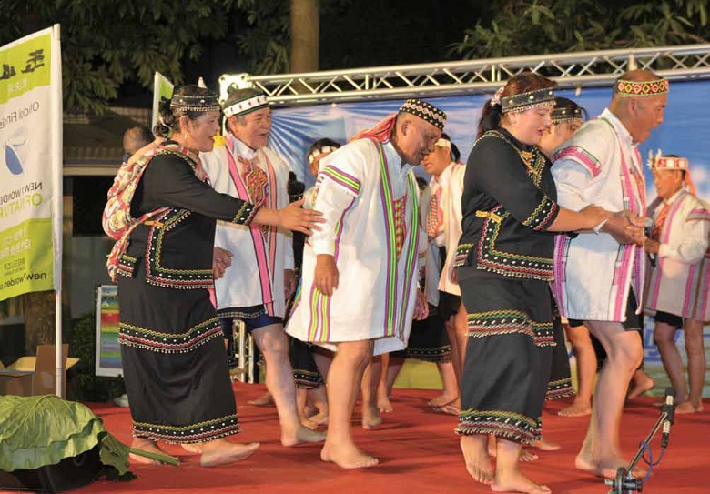 東埔一鄰的布農耆老為晚會進行祈福儀式/ 何昌穎攝