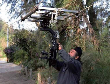 在與國外團隊合作的過程中，梁皆得學會自製特殊的繩索進行攝影。