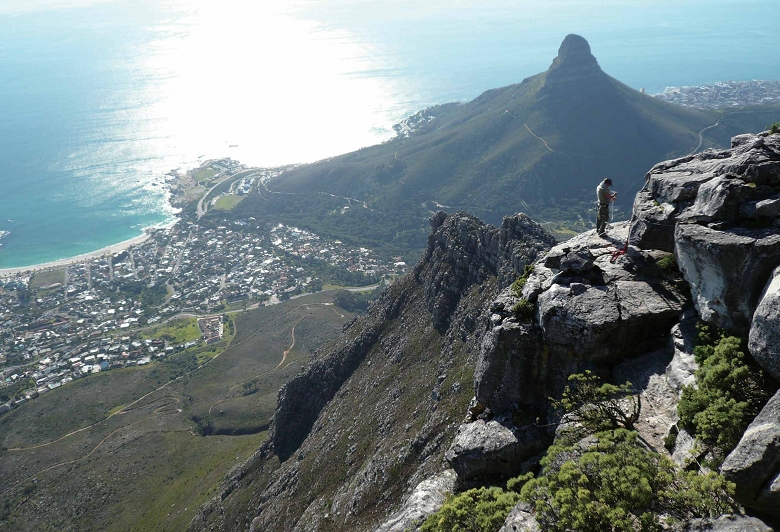 從桌山山頂可嘗試以垂降方式下山。