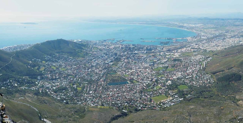 從桌山山頂可眺望開普敦市中心區、獅頭山及遠方海面上的羅賓島。