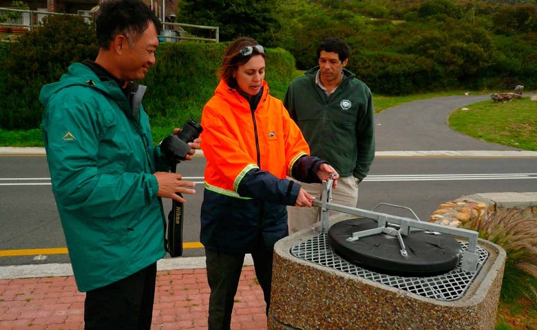 保護區工作人員介紹特殊設置之垃圾桶的使用方法。