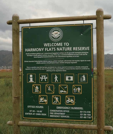 大部分遊客上桌山的方式為搭乘纜車，右邊為桌山國家公園為票選世界新七大奇景的催票廣告。