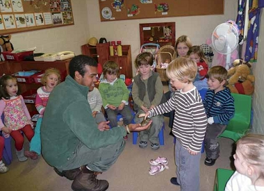 保護區的工作人員至社區幼稚園進行動物教學，讓生態保育向下紮根，不只是「紙上談兵」。