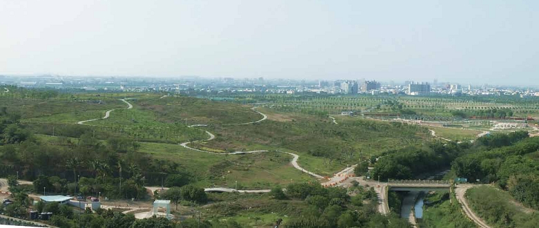 高雄都會公園第二期園區綠化前(上) 後(下) 對比照/ 高雄都會公園提供