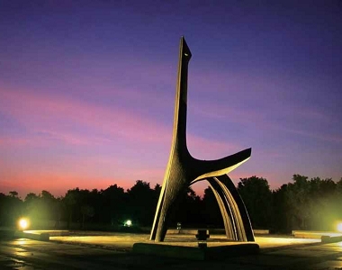 金雞日晷是園區中的特色地標之一/ 高雄都會公園提供