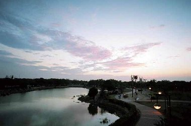 臺中都會公園的湖畔景色宜人，總充滿著休憩賞景的遊客/ 臺中都會公園提供