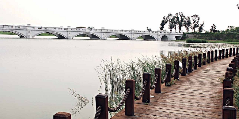 木製步道旁可欣賞美麗的湖光水色/ 臺南都會公園提供