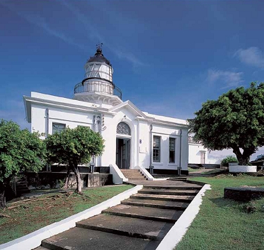 壽山附近有許多人文歷史景點。(右)國定古蹟– 旗后燈塔(營建署提供) 及(左)舊城東門綿延的城牆 (康村財攝)