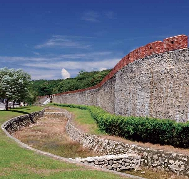 壽山附近有許多人文歷史景點。(右)國定古蹟– 旗后燈塔(營建署提供) 及(左)舊城東門綿延的城牆 (康村財攝)