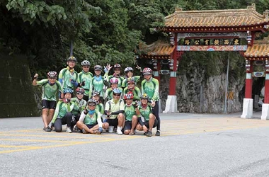 CPAMI 單車社走訪了除東沙環礁國家公園及金門國家公園以外的6座國家公園管理處，並用照片記錄了歷史性的一刻。圖攝於太魯閣國家公園。