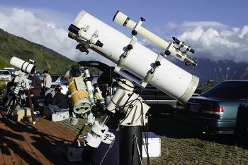 在國家公園適合觀心的地方常出現重量級的天文望遠鏡 耿崇華攝