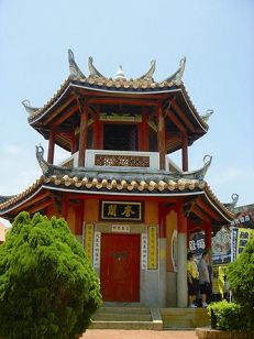 奎星樓矗立於東門塗山頭,是一棟二層三簷八角形的樓閣建築,由邑人林斐章於清道光16年(西元1836年)捐建,現列為縣定古蹟 金管處提供