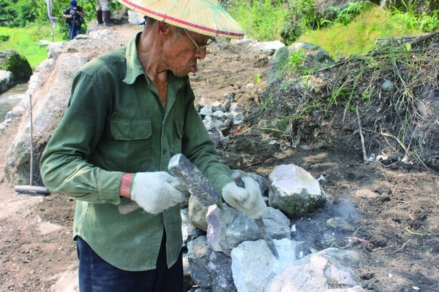 進忠伯是當地的砌石高手 吳銀水攝