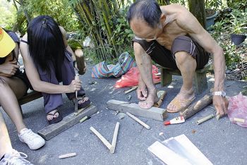 八煙的居民示範製作兒時童玩 吳銀水攝