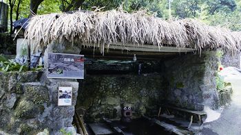 八煙的洗滌池是民眾重要的生活與情報交換中心,兼具功能性與交流性 呂慧穎攝