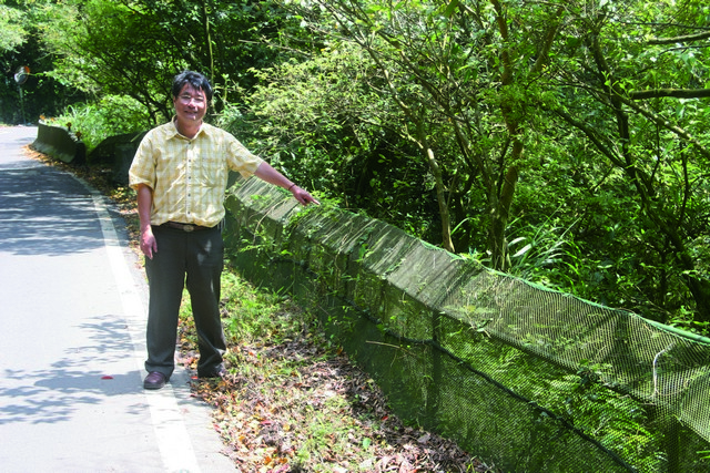 引導網設置的高度、埋入的深度、外摺防爬設施都有其動物穿越涵洞入口全新完工時，可看見多孔隙的砌石結構功能意義