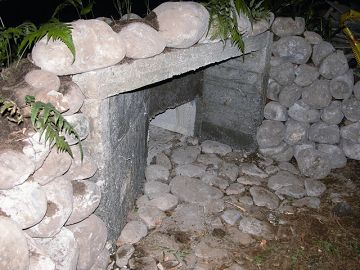 動物穿越涵洞入口全新完工時，可看見多孔隙的砌石結構