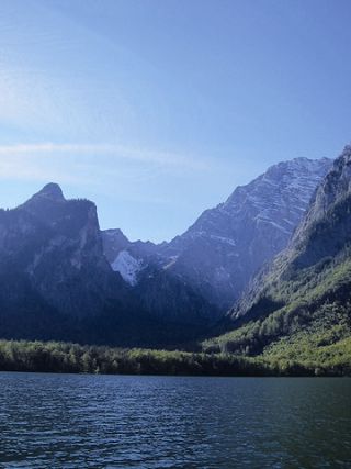 被高山環繞的國王湖，湖水純淨幾乎達到飲用水標準 黃淑貞攝