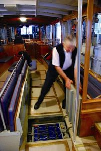 每天清晨電動船都要進行例行的維修檢查 黃靖銘攝