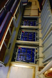 電動船的蓄電機組隱藏在座椅下 黃靖銘攝