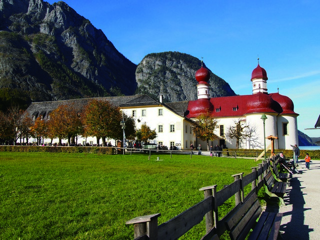 電動船遊程中點站─聖貝托洛梅教堂，教堂與旁邊的遊客中心都是歷史性的建築物 黃淑貞攝